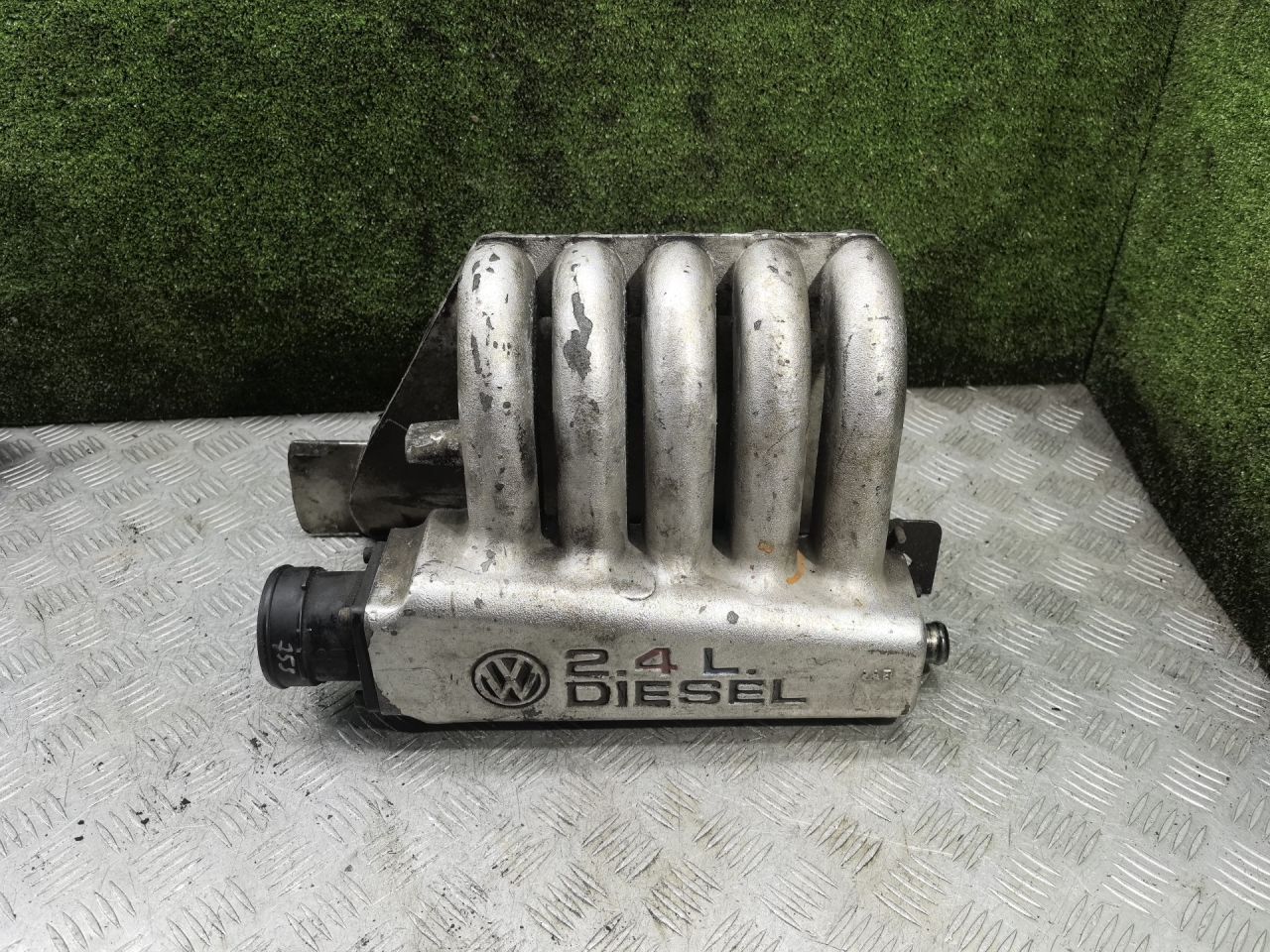 коллектор впускной Volkswagen Transporter T4 2000, 2.4 л., дизель, МКПП, микроавтобус, полный привод - фото №1