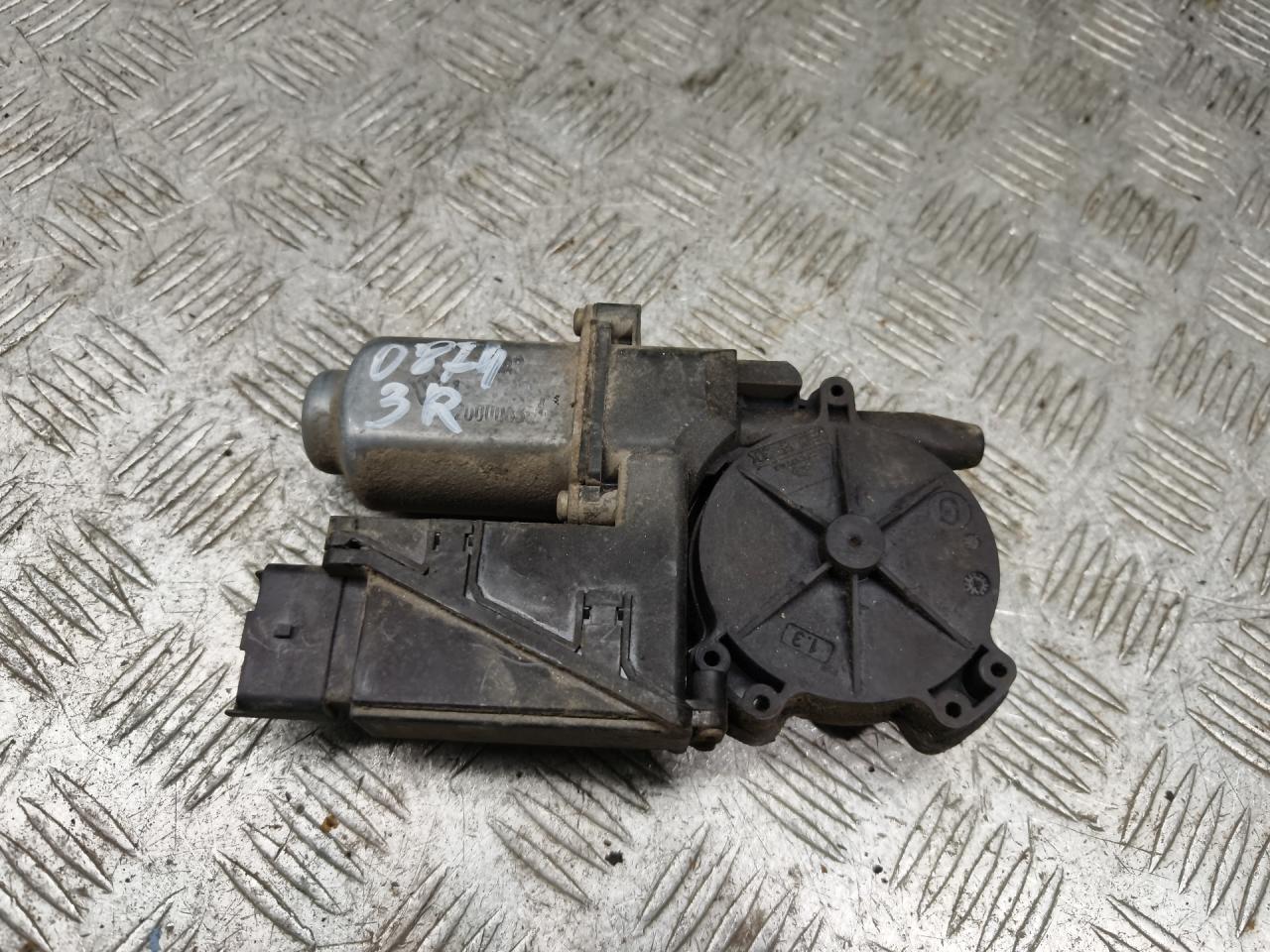 моторчик стеклоподъемника задний правый Renault Laguna 2 поколение 2002, 1.8 л., бензин, МКПП, хетчбэк 5 дв. - фото №1