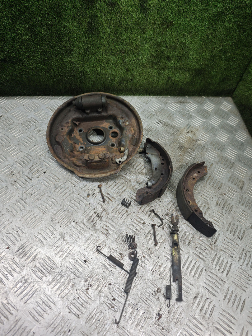 защитный кожух тормозного механизма Renault Laguna 1 поколение 1998, 1.8 л., бензин, МКПП, хетчбэк 5 дв. - фото №1