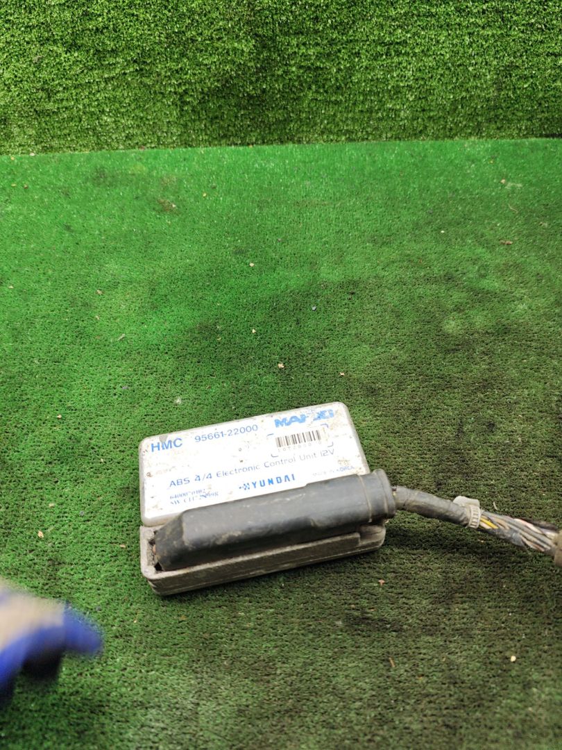 Блок управления ABS/ESP Hyundai Accent 1 поколение (X3) 1995, 1.5 л., бензин, МКПП, хетчбэк 3 дв., 9566122000 - фото №1