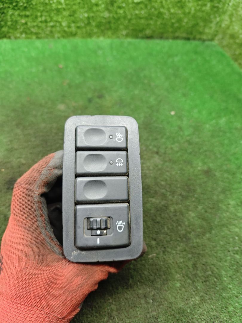 кнопка (выключатель) Hyundai Accent 1 поколение (X3) 1995, 1.5 л., бензин, МКПП, хетчбэк 3 дв. - фото №1