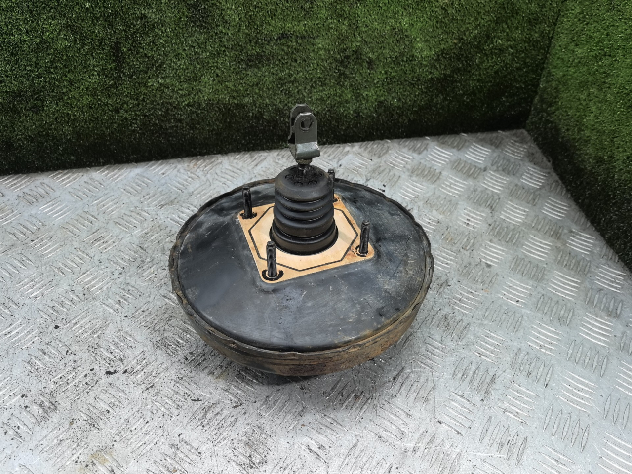 вакуумный усилитель тормозов Toyota Corolla 7 поколение (E100) 1995, 1.6 л., 4A-FE, бензин, МКПП, хетчбэк 3 дв. - фото №1