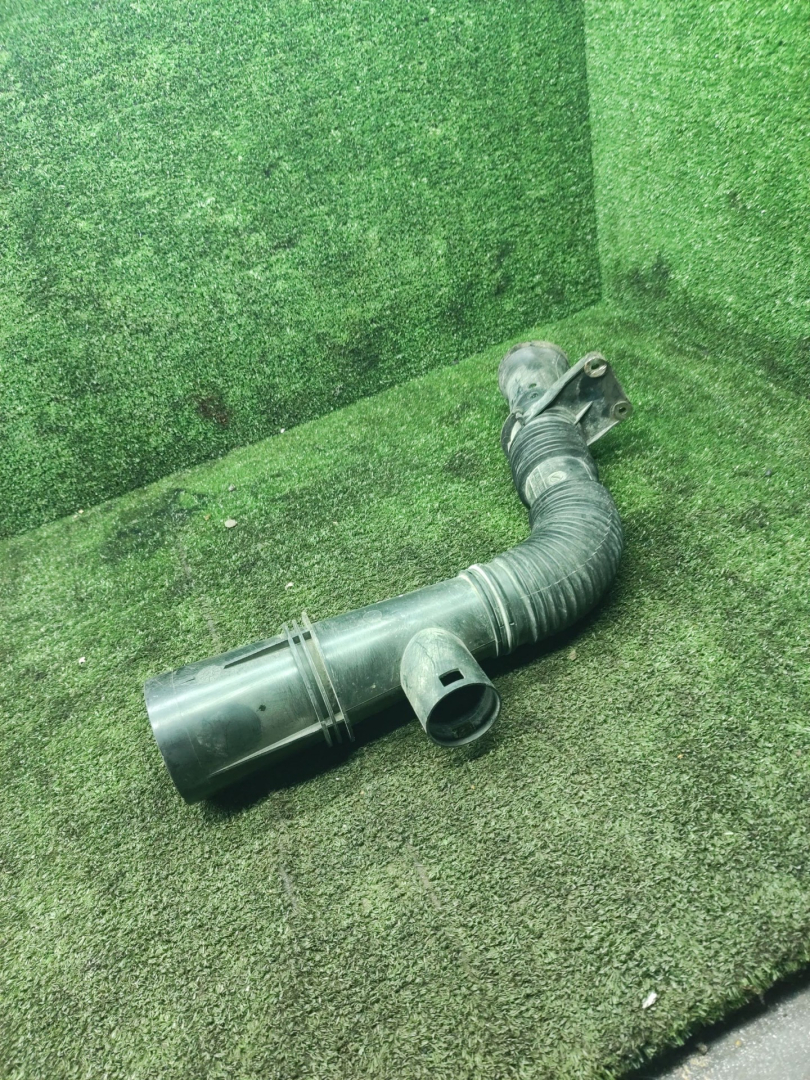 воздухозаборник Renault Laguna 1 поколение 1998, 1.8 л., бензин, МКПП, хетчбэк 5 дв. - фото №1