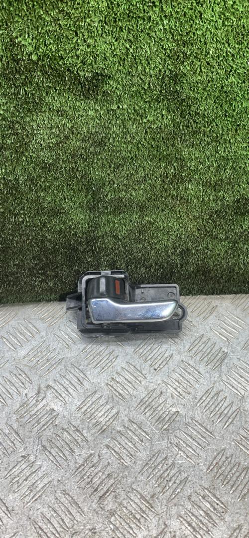 ручка внутренняя передняя левая Toyota Avensis 1 поколение (T220) 1997, 2.0 л., дизель, МКПП, универсал - фото №1