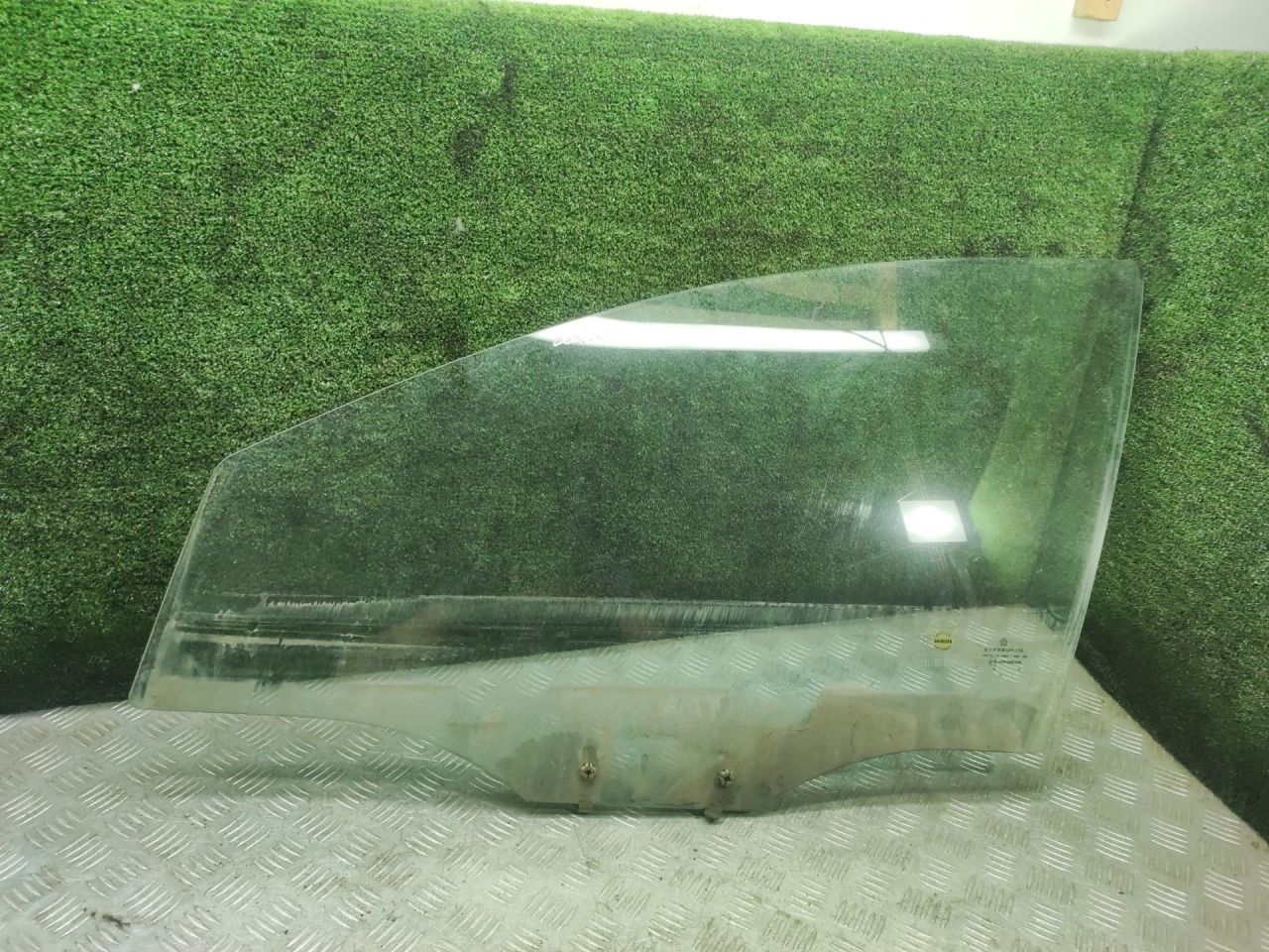 стекло двери передней левой Chrysler Neon 2 поколение 1999, 2.0 л., бензин, АКПП, седан - фото №1