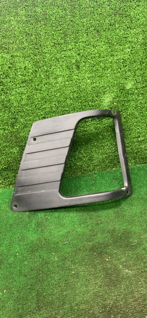 ресничка (ус) левой фары Mercedes-Benz T1 207-210D W601 1990, 2.3 л., дизель, МКПП, микроавтобус - фото №1