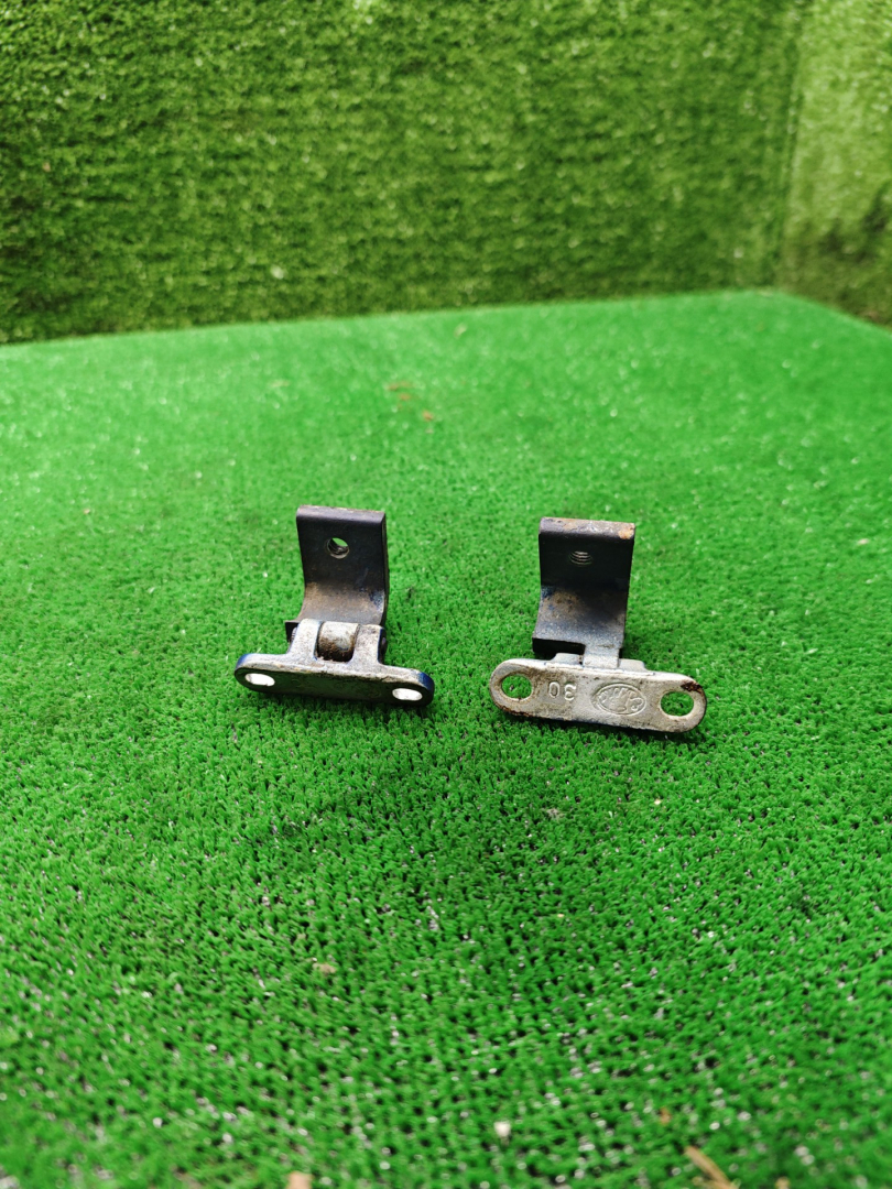 петля крышки багажника Volkswagen Golf 3 поколение 1995, 1.3 л., бензин, МКПП, хетчбэк 3 дв. - фото №1