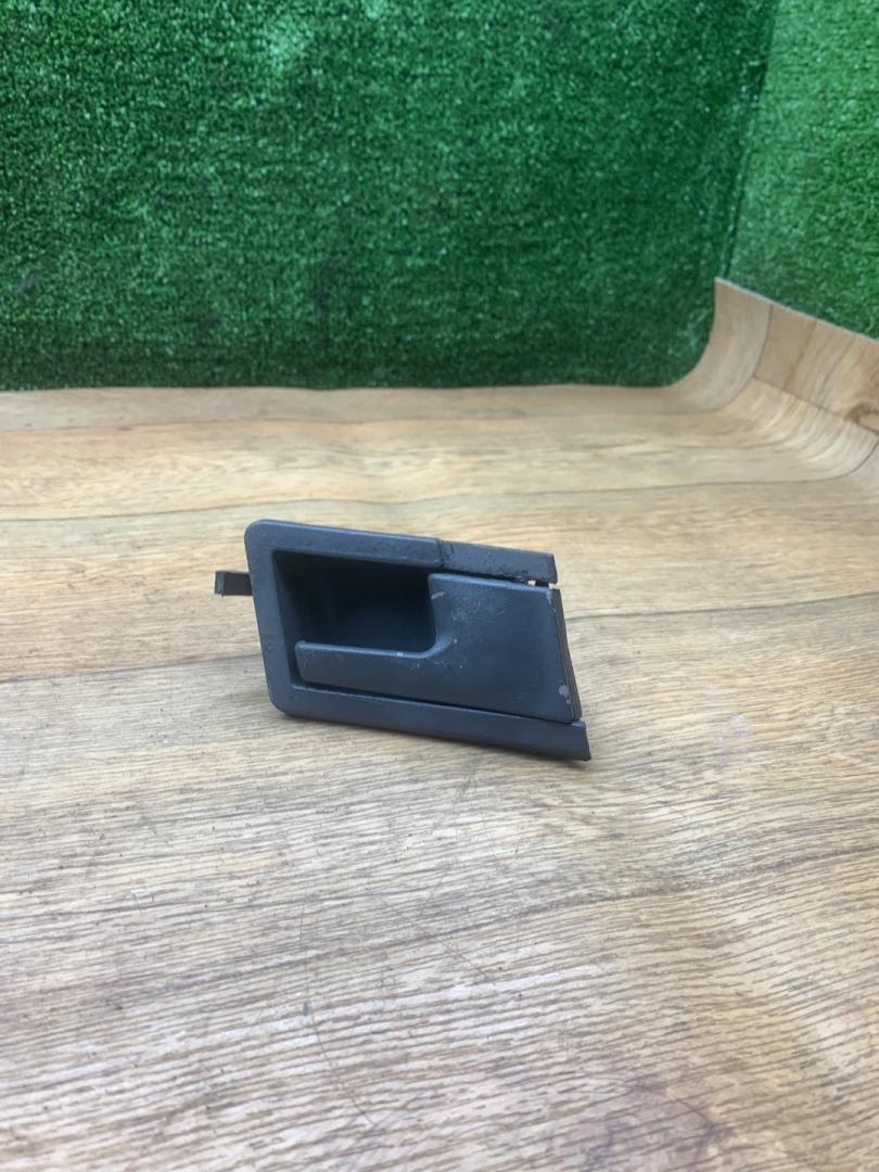 ручка внутренняя передняя правая Volkswagen Transporter T4 1998, 1.9 л., дизель, МКПП, микроавтобус - фото №1