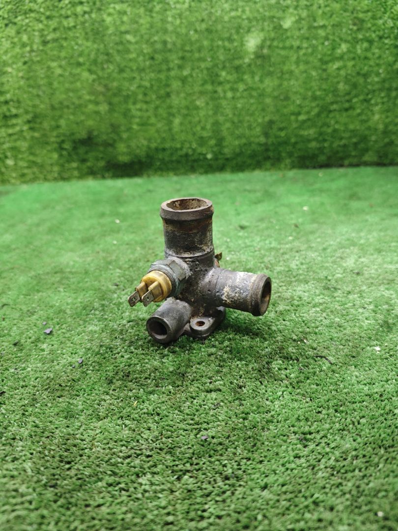 фланец (тройник) системы охлаждения Volkswagen Golf 3 поколение 1995, 1.8 л., бензин - фото №1