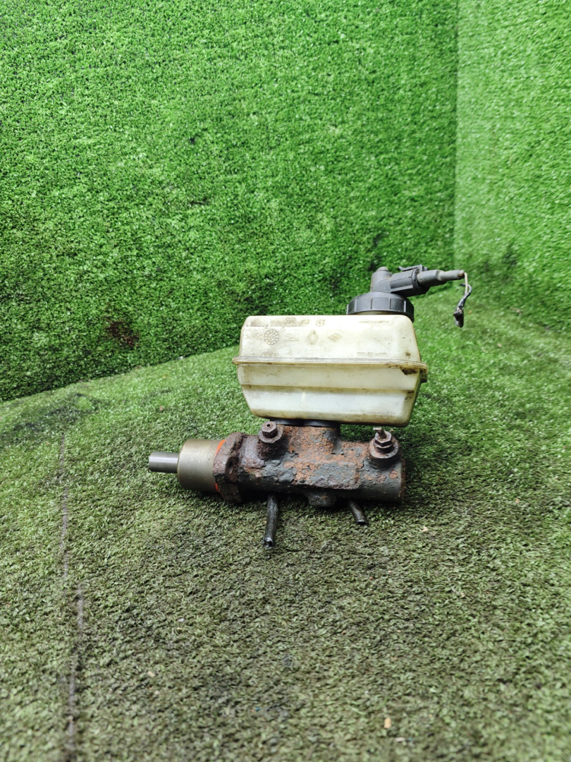 цилиндр тормозной главный Renault Laguna 1 поколение 1997, 1.8 л., F3P 670, бензин, МКПП, универсал - фото №1