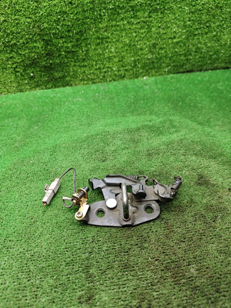 замок багажника Toyota Corolla 7 поколение (E100) 1995, 1.6 л., 4A-FE, бензин, МКПП, хетчбэк 3 дв. - фото №1