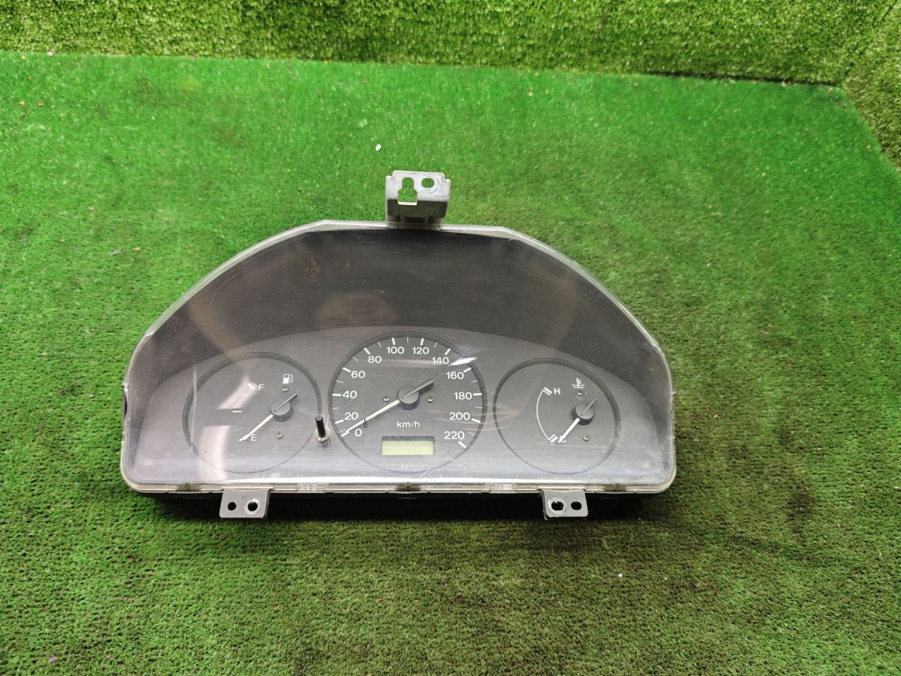 щиток приборов (приборная панель) Mazda 323 5 поколение 1998, 1.5 л., бензин, МКПП, хетчбэк 3 дв. - фото №1