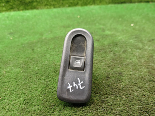 кнопка стеклоподъемника двери задней левой Renault Duster 1 поколение [рестайлинг] 2017, 2.0 л., бензин, МКПП, внедорожник 5 дв., полный привод