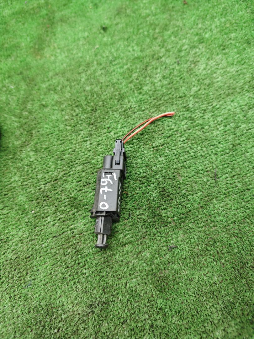 Датчик педали тормоза (лягушка) Volkswagen Passat B4 1995, 2.0 л., бензин, МКПП, универсал - фото №1