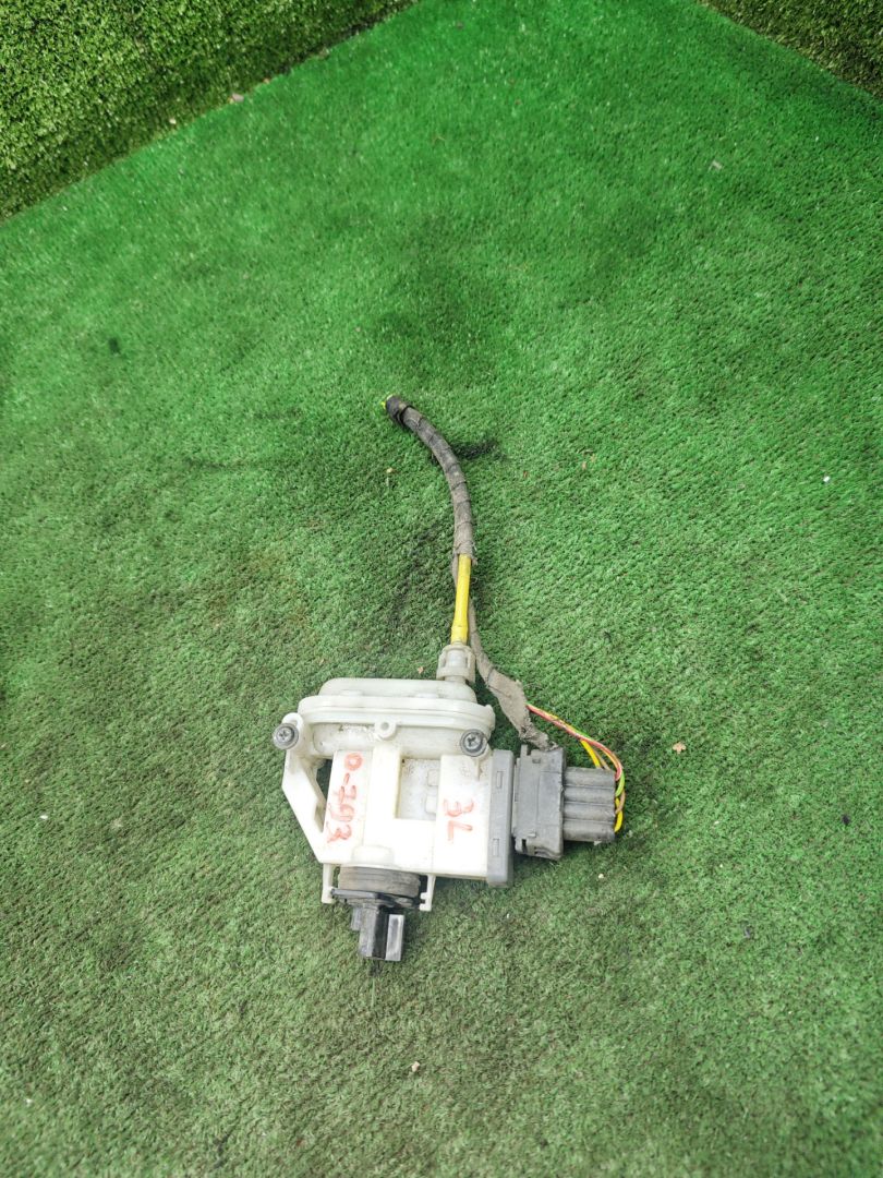 активатор (привод) замка двери задней левой Volkswagen Passat B4 1995, 2.0 л., бензин, МКПП, универсал - фото №1