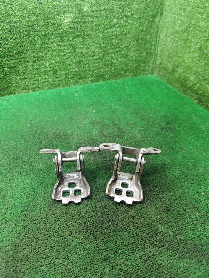 петля двери Chrysler Neon 2 поколение 1999, 2.0 л., бензин, АКПП, седан - фото №1