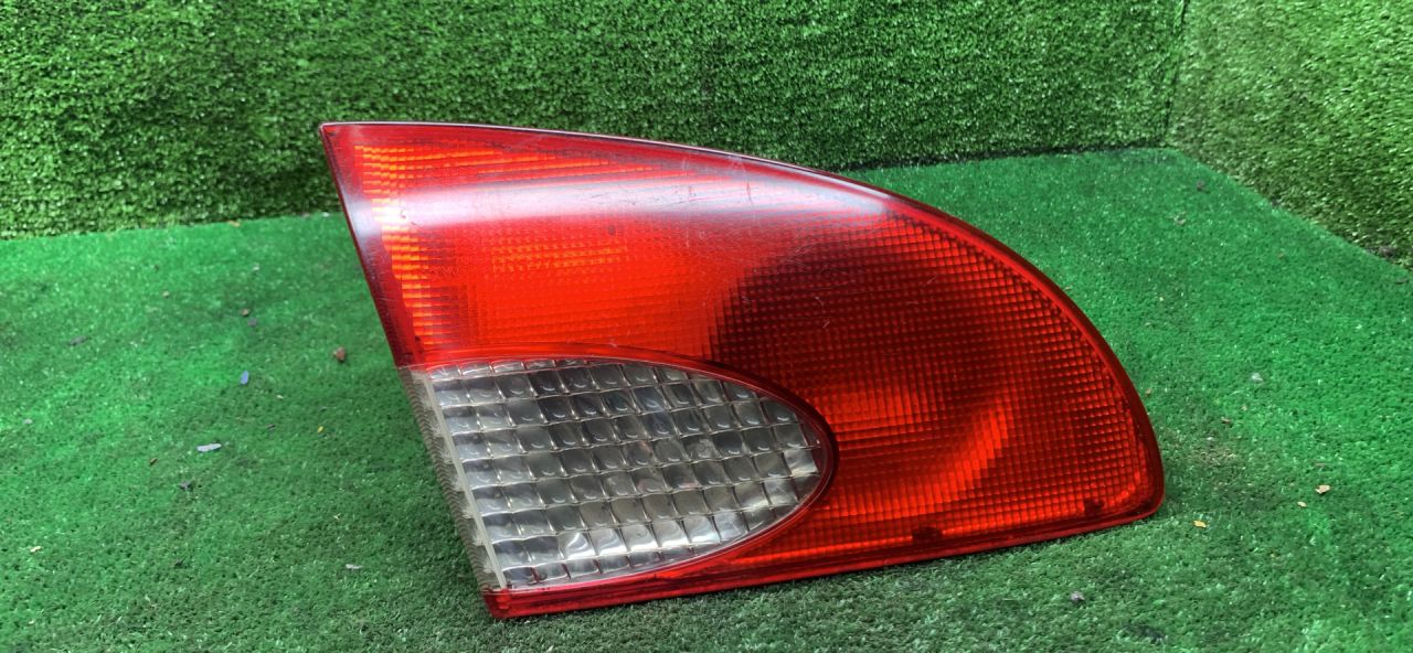 фонарь крышки багажника левый Toyota Avensis 1 поколение (T220) 2000, 2.0 л., 2C-T, дизель, МКПП, универсал - фото №1