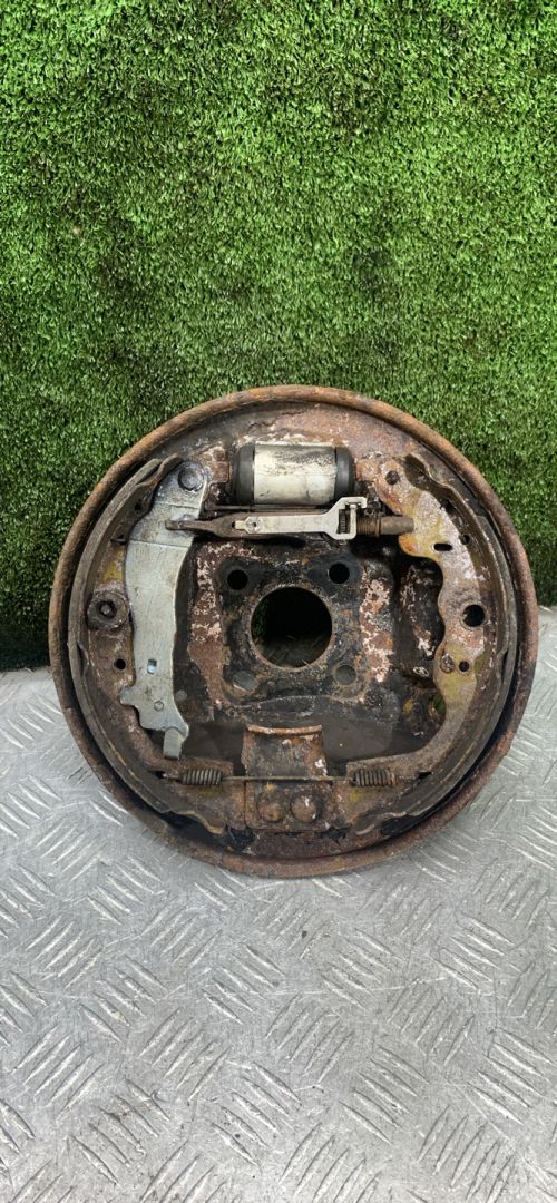 защитный кожух тормозного механизма Renault Logan 1 поколение 2008, 1.6 л., бензин, МКПП, универсал - фото №1