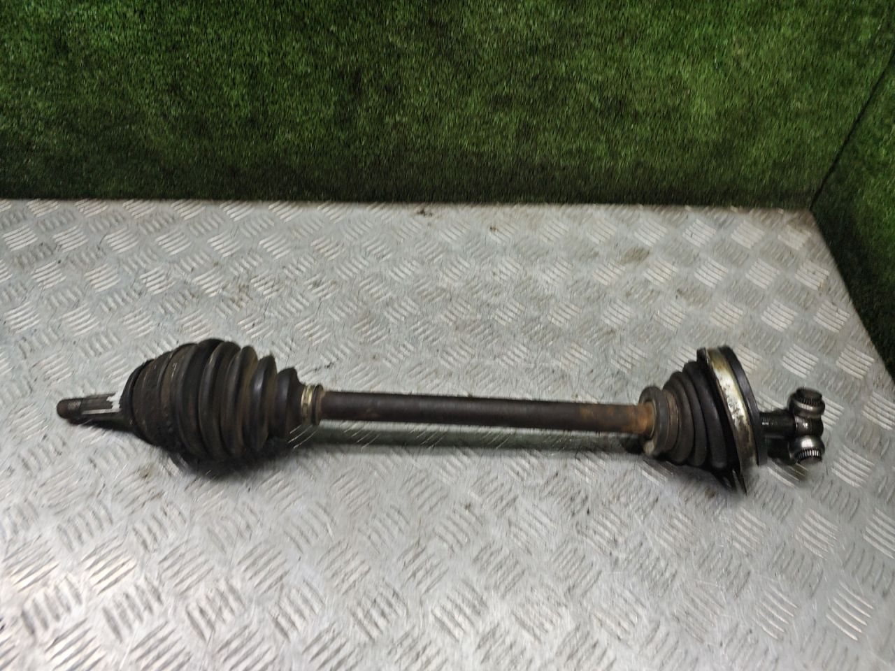 полуось передняя левая (приводной вал, ШРУС) Renault Logan 1 поколение 2006, 1.4 л., бензин, МКПП, седан - фото №1