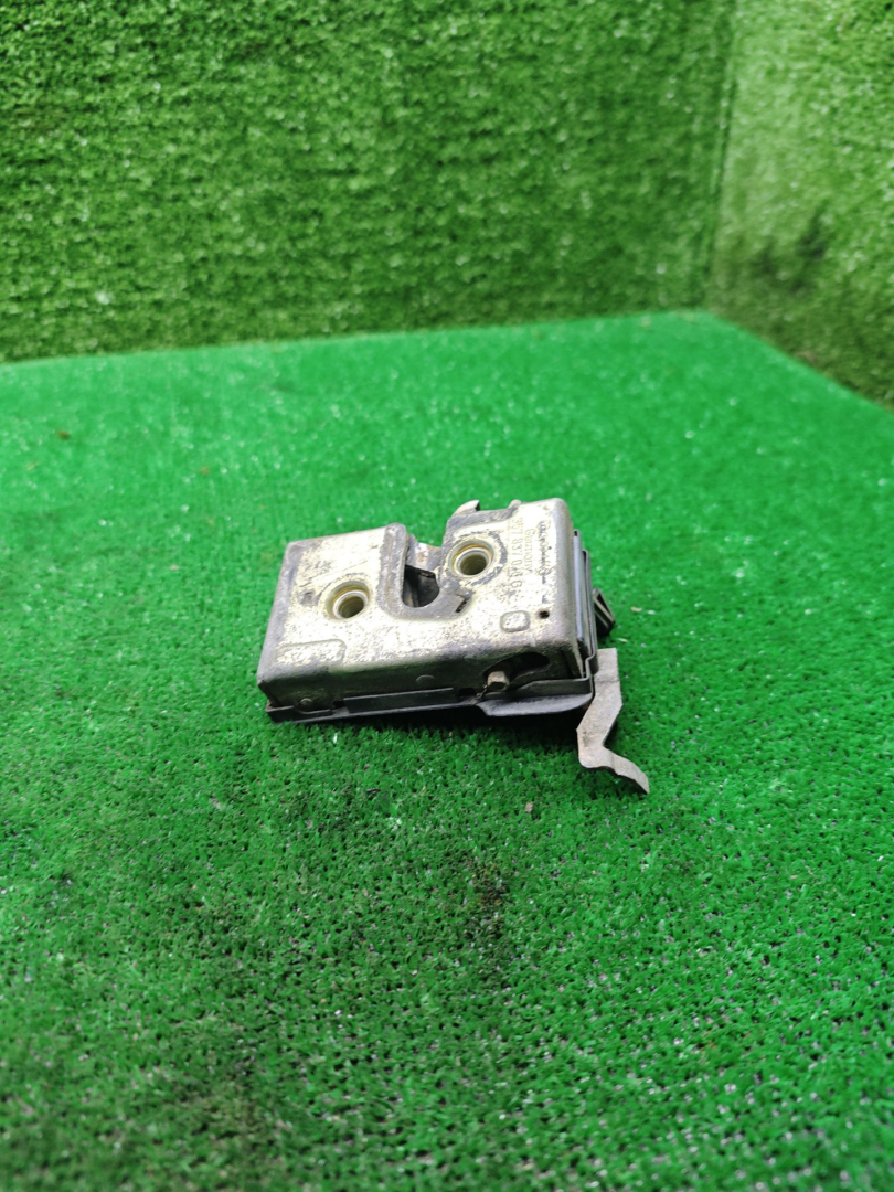 замок двери передней правой Volkswagen Passat B3 1991, 1.8 л., бензин, МКПП, универсал - фото №1