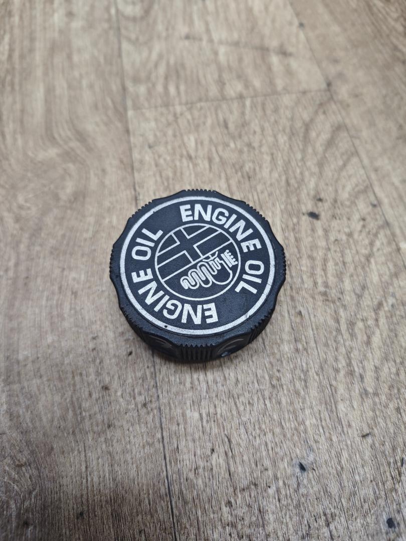 пробка маслозаливная Alfa Romeo 156 1 поколение 1999, 2.0 л., бензин, МКПП, седан - фото №1