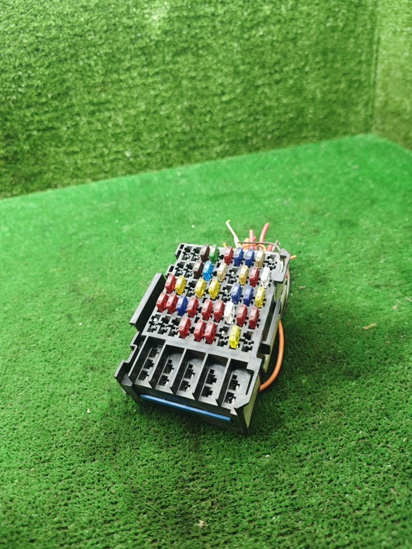 блок предохранителей Opel Sintra 1 поколение 1997, 2.2 л., X 22 XE, бензин, МКПП, минивэн - фото №1