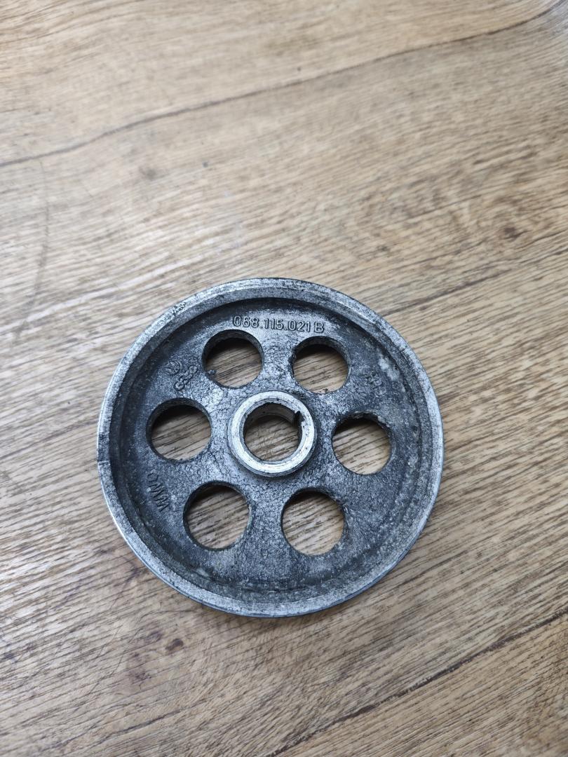 шестерня балансирного вала Volkswagen Passat B2 1987, 1.9 л., дизель, МКПП, хетчбэк 5 дв., 068115021B - фото №1