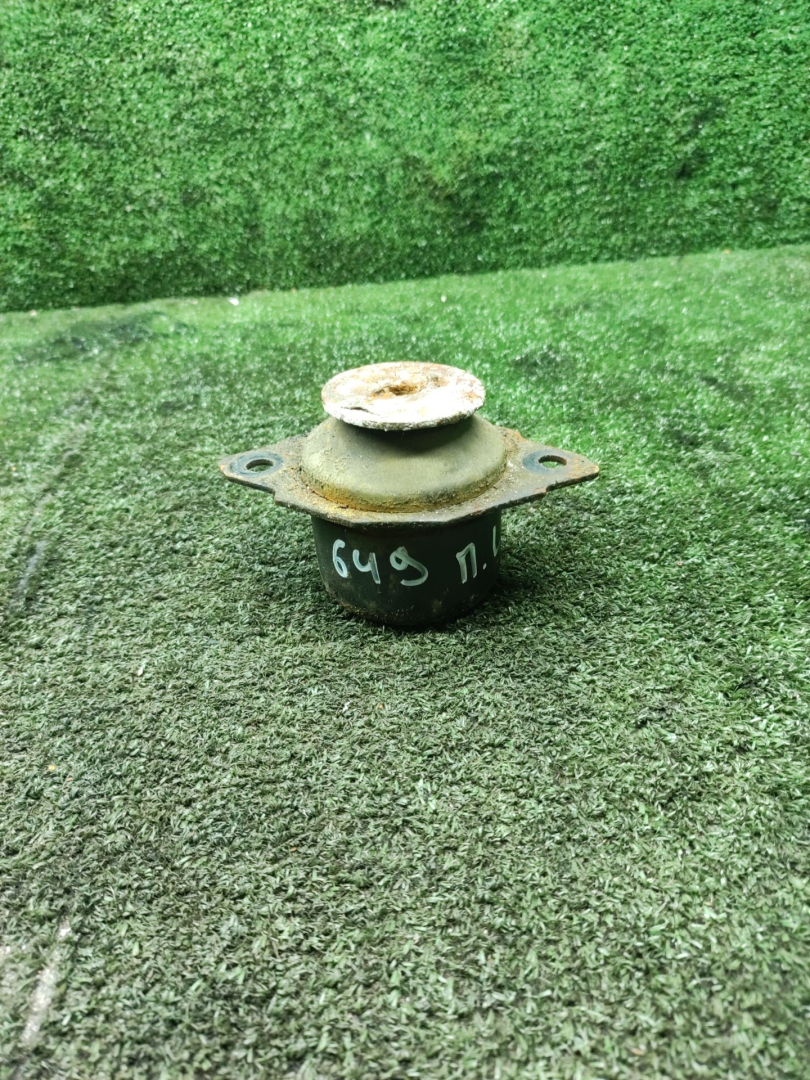 подушка крепления двигателя Volkswagen Golf 3 поколение 1996, 1.8 л., бензин, МКПП, хетчбэк 3 дв. - фото №1