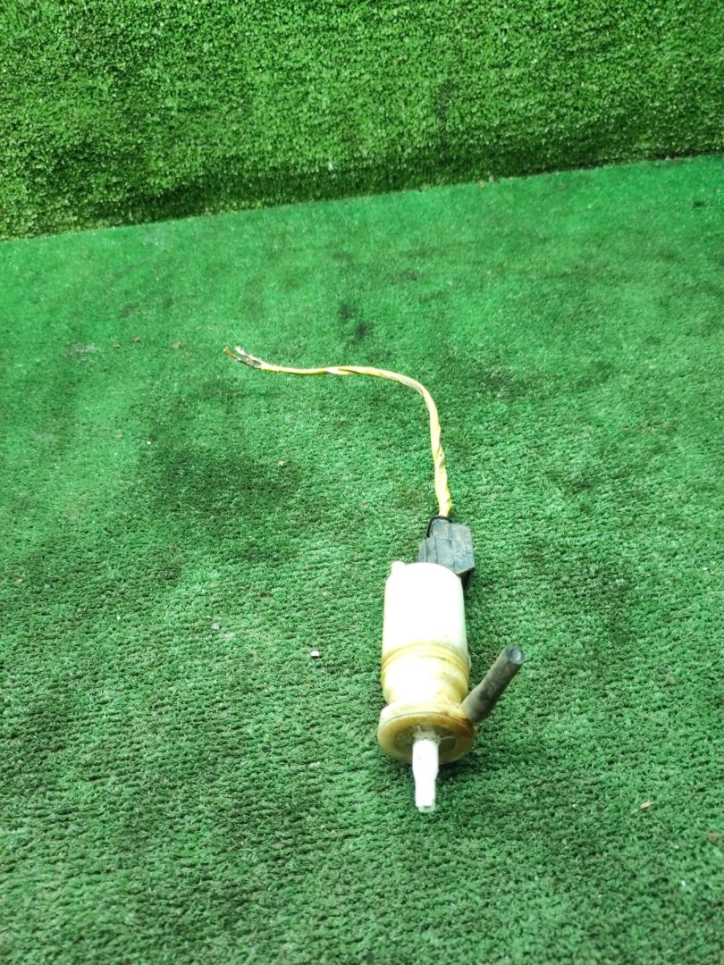 насос (моторчик) омывателя стекла Dodge Caravan 4 поколение 2001, 2.4 л., бензин, АКПП, минивэн - фото №1