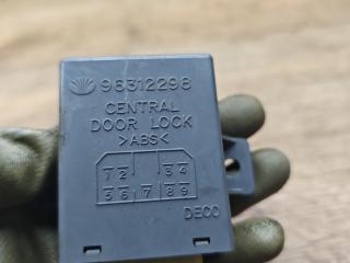 блок управления центральным замком Daewoo Nubira J150/J190 [рестайлинг] 2001, 2.0 л., X 20 SED, бензин, МКПП, хетчбэк 5 дв., 96312298