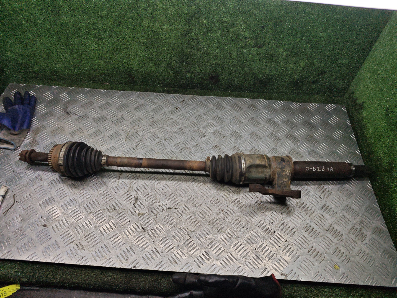 полуось передняя правая (приводной вал, ШРУС) Mitsubishi Space Wagon 3 поколение (Typ N50) 2000, 2.4 л., GDi, бензин, МКПП, минивэн - фото №1