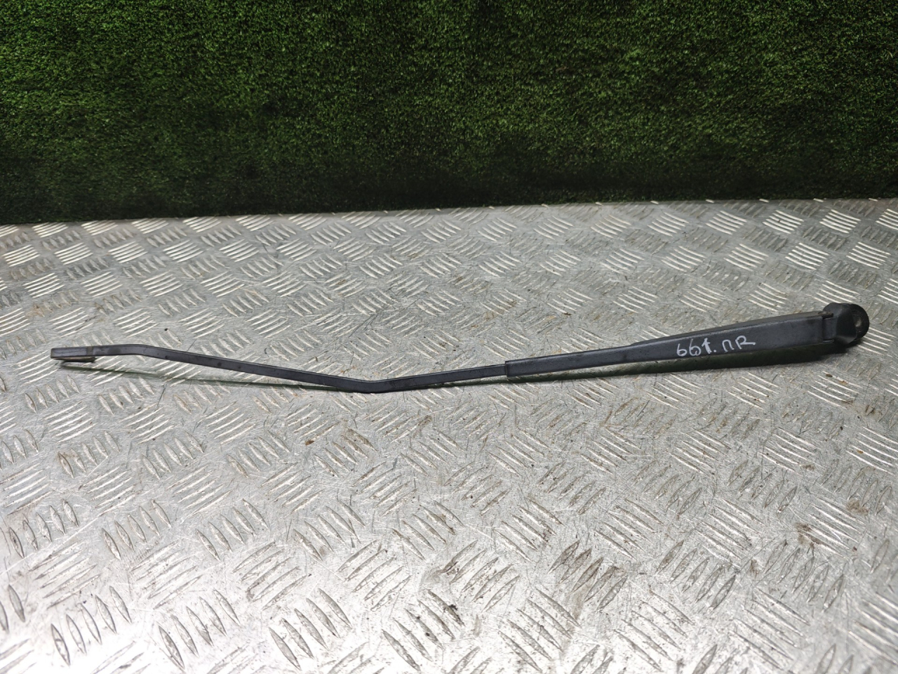 щеткодержатель (поводок стеклоочистителя, дворник) Renault Laguna 1 поколение 1998, 1.8 л., бензин, МКПП, хетчбэк 5 дв. - фото №1