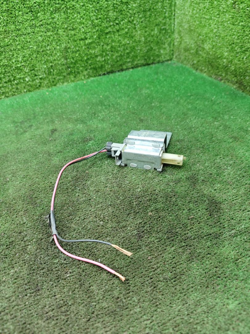 активатор замка крышки топливного бака Opel Sintra 1 поколение 1998, 2.2 л., Y 22 DTH, дизель, МКПП, минивэн - фото №1