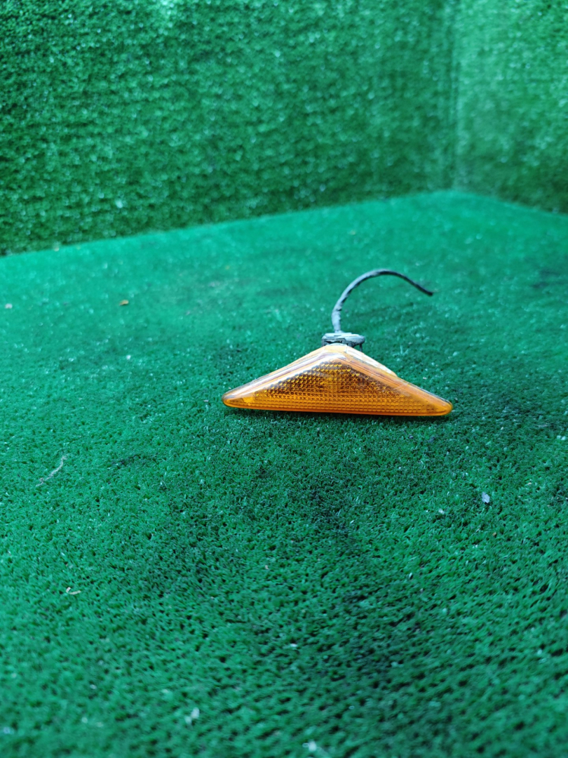 повторитель поворота на крыле левый Ford Mondeo 3 поколение 2002, 2.0 л., дизель, АКПП, хетчбэк 5 дв. - фото №1