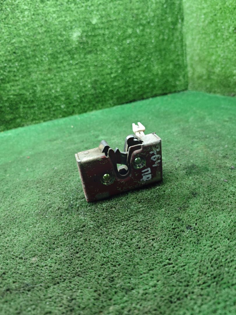 замок двери передней правой Volkswagen Golf 2 поколение 1989, 1.3 л., бензин, МКПП, хетчбэк 3 дв. - фото №1