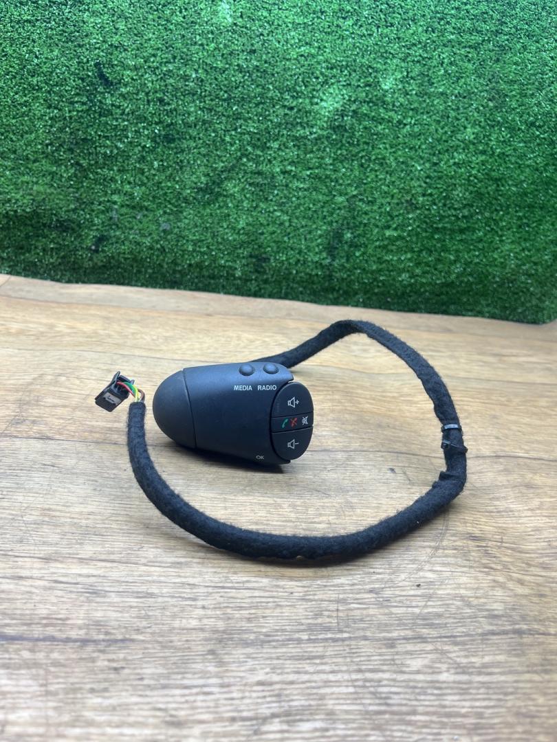кнопки управления на руле Renault Duster 1 поколение 2014, 2.0 л., F4R 400, бензин, МКПП, внедорожник 5 дв., полный привод - фото №1