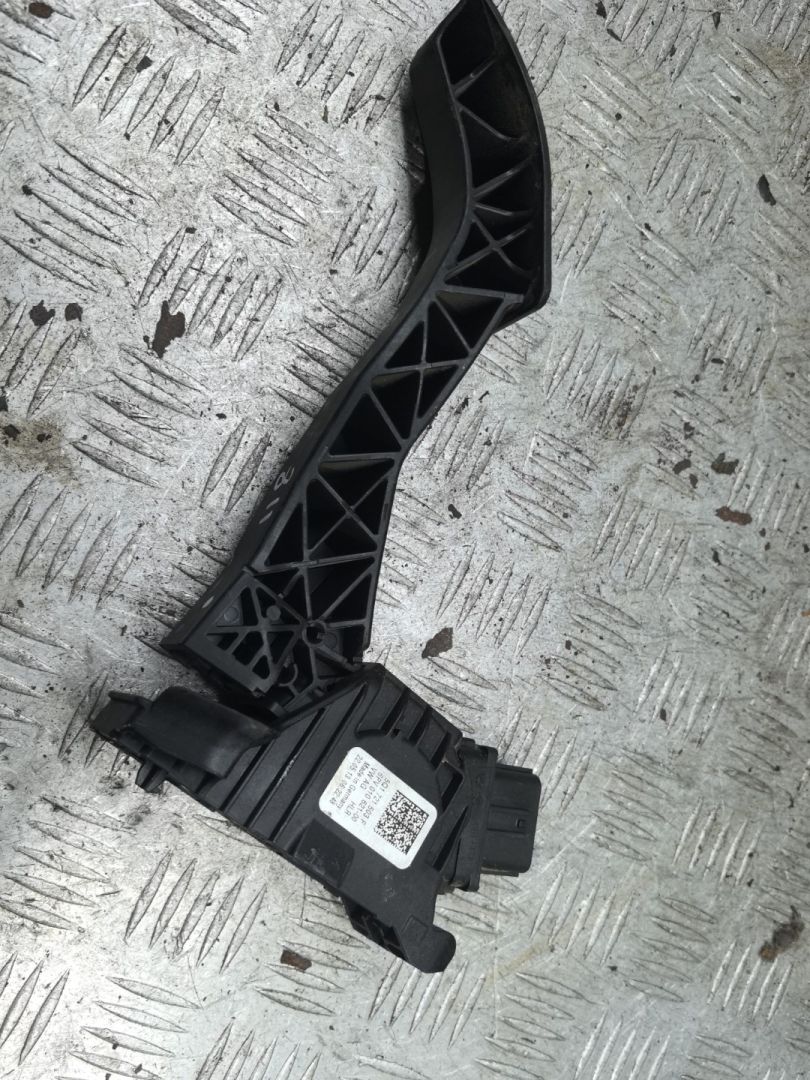 педаль Skoda Octavia 3 поколение (A7) 2013, 1.8 л., бензин, МКПП, лифтбэк, 5Q1721503F - фото №1