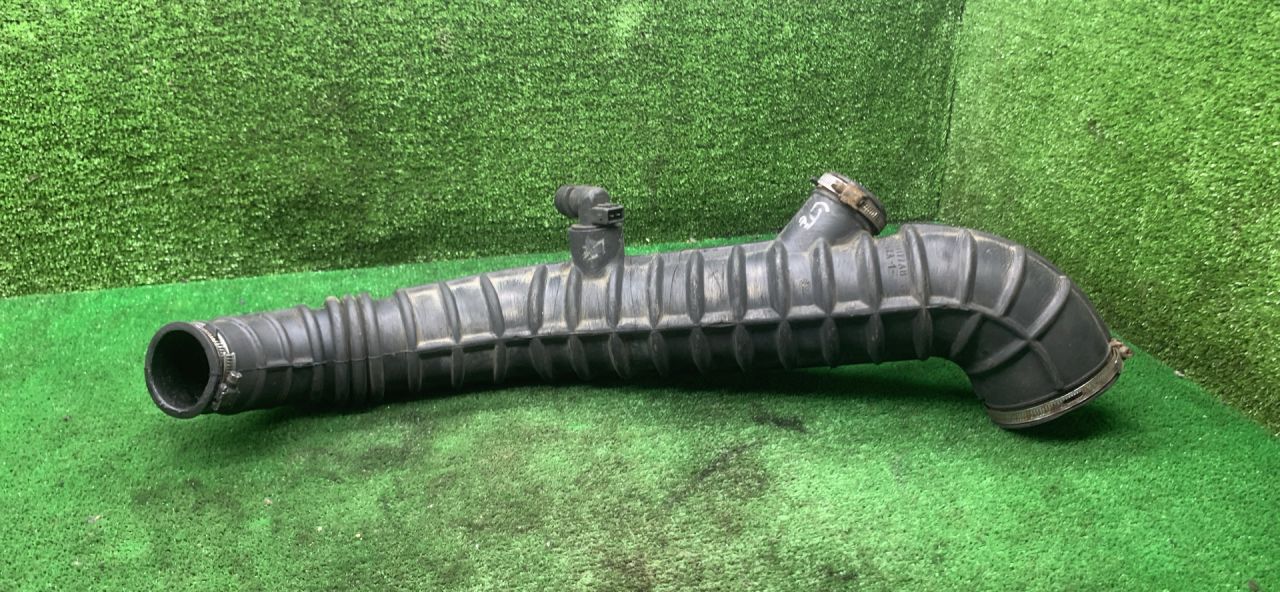 патрубок воздушного фильтра Chrysler Voyager 3 поколение 2000, 2.5 л., дизель, МКПП, минивэн, 04861177AB - фото №1