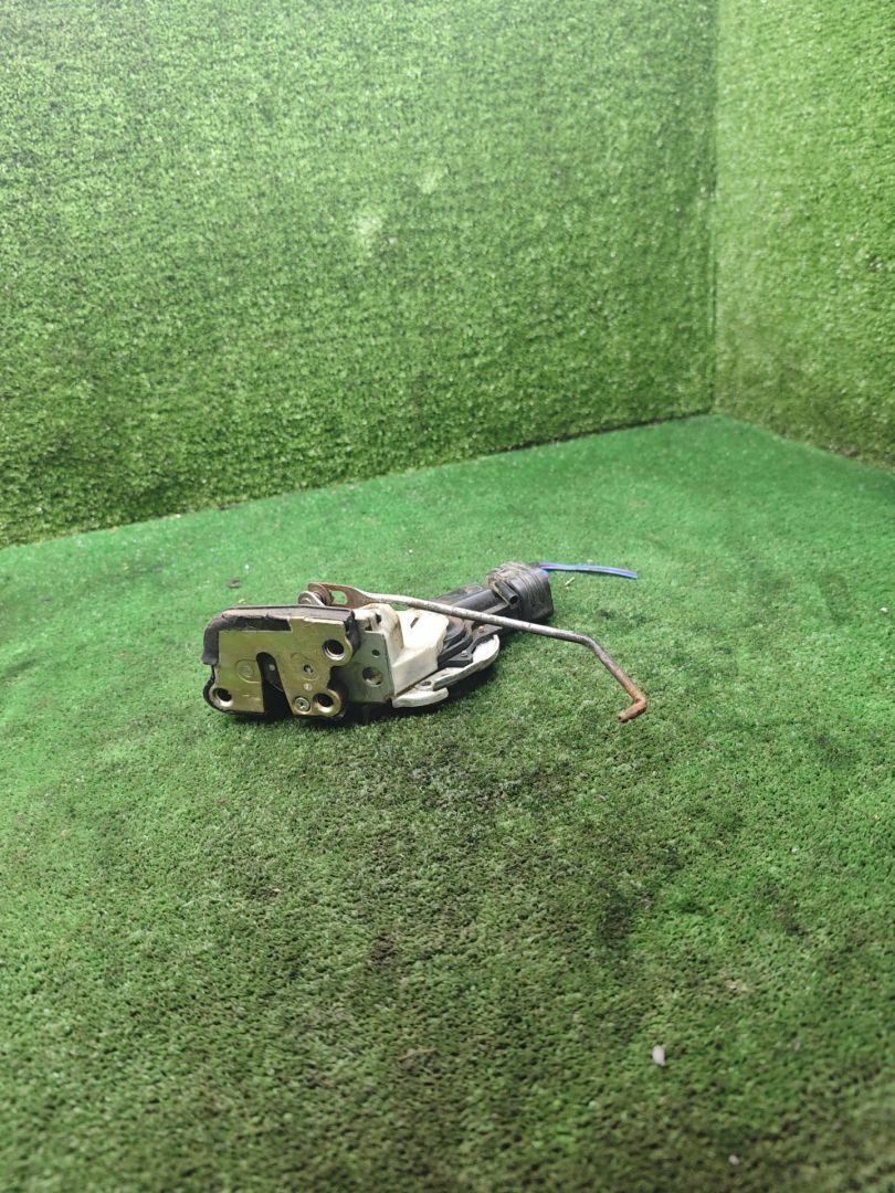 замок двери задней правой Toyota Picnic 1 поколение XM10 2000, 2.0 л., бензин, МКПП, минивэн - фото №1