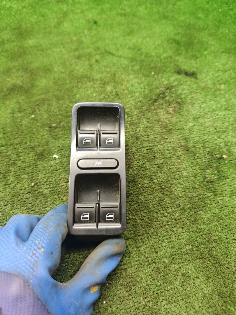 блок управления стеклоподъемниками Volkswagen Polo Sedan 1 поколение 2015, 1.6 л., МКПП, седан, 6RU867255 - фото №1