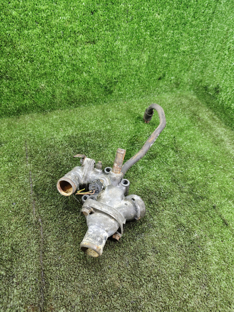 корпус термостата Mitsubishi Space Wagon 3 поколение (Typ N50) 2000, 2.4 л., GDi, бензин, МКПП, минивэн - фото №1