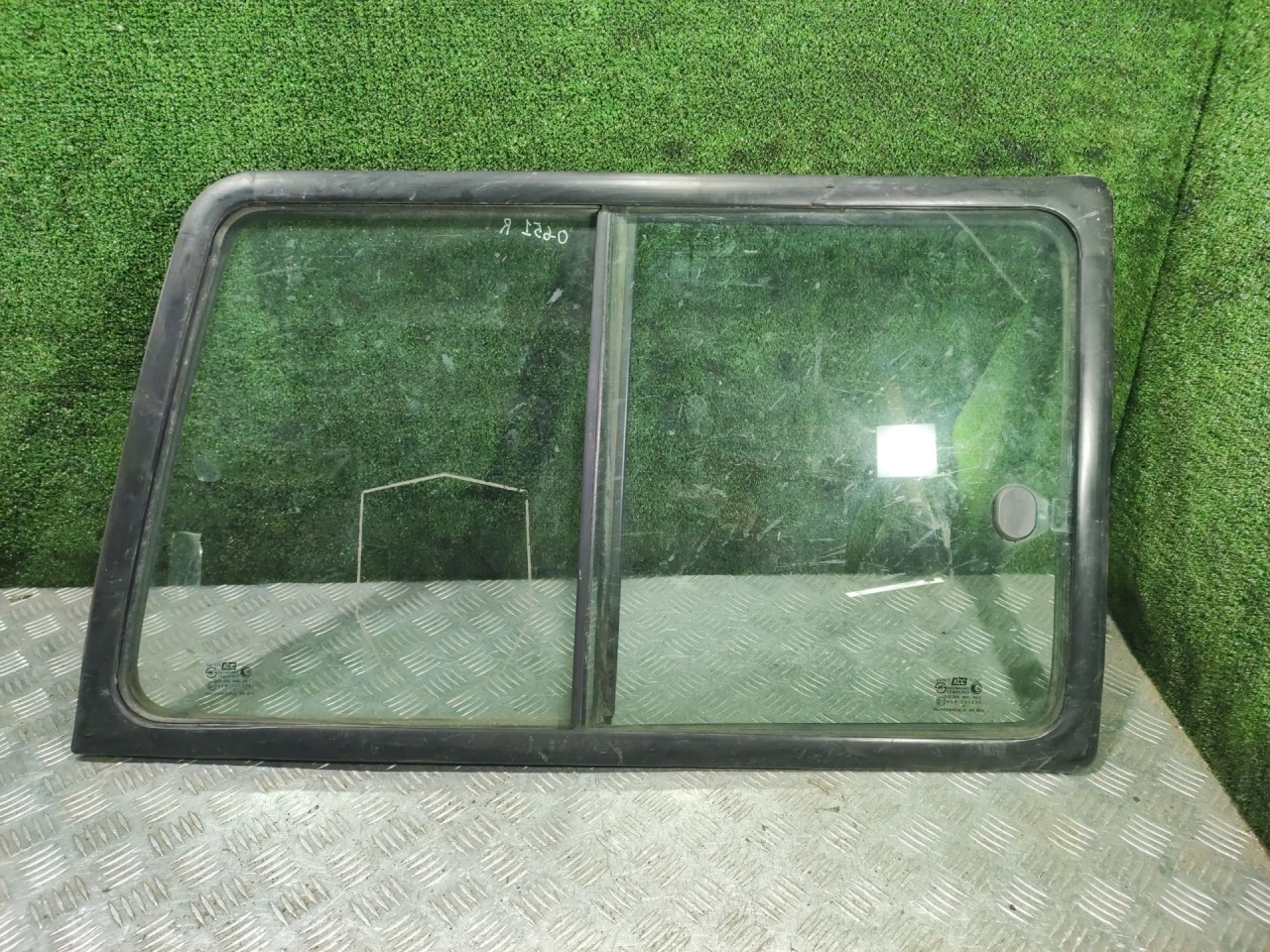 стекло кузовное боковое правое Hyundai Galloper 2 поколение 2000, 2.5 л., D4BH, дизель, МКПП, внедорожник 3 дв. - фото №1