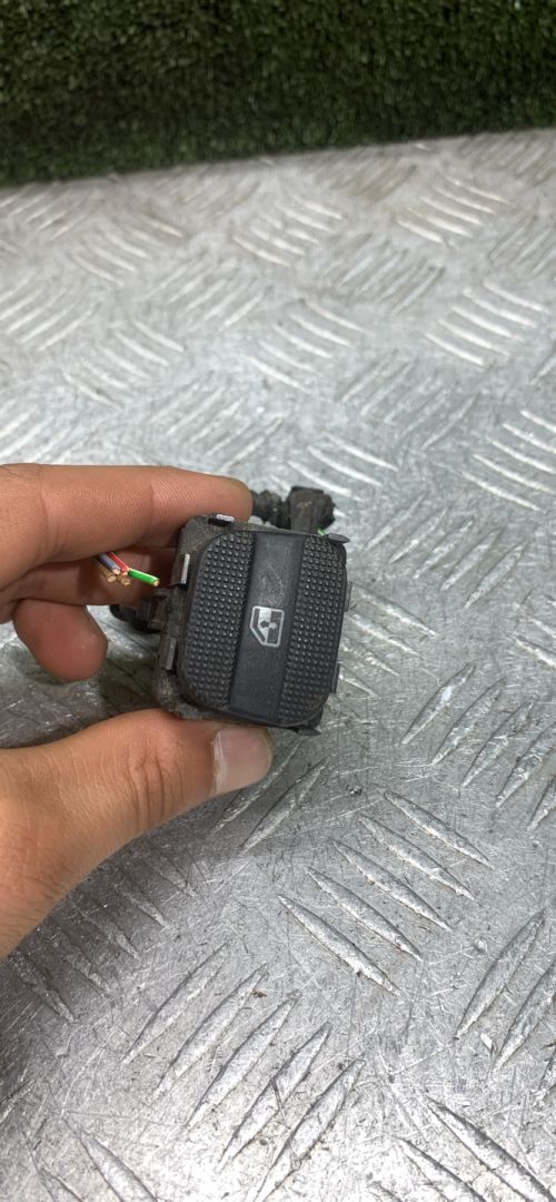 блок управления стеклоподъемниками Volkswagen Passat B4 1995, 2.0 л., бензин, МКПП, универсал - фото №1