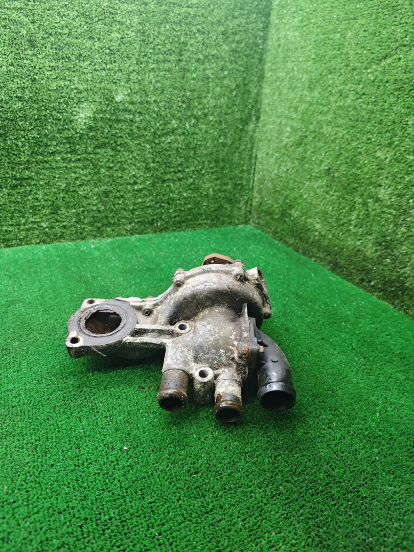 помпа Volkswagen Passat B4 1995, 2.0 л., бензин, МКПП - фото №1