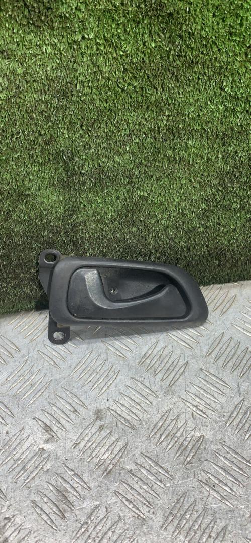 ручка внутренняя передняя левая Hyundai Galloper 2 поколение 1998, 2.5 л., дизель, МКПП, внедорожник 5 дв. - фото №1