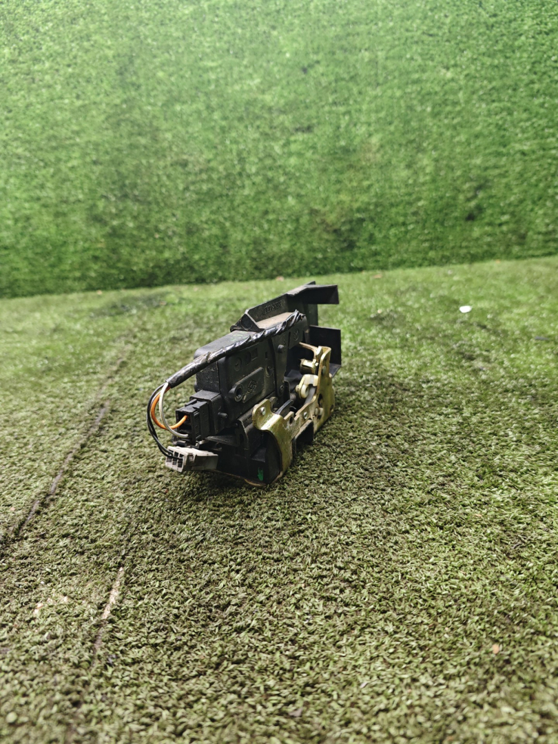 замок двери передней правой Renault Laguna 1 поколение 1998, 1.8 л., бензин, МКПП, хетчбэк 5 дв. - фото №1