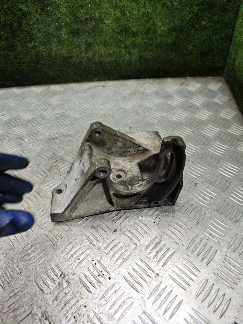 кронштейн генератора Renault Megane 1 поколение 1999, 1.6 л., бензин, МКПП, хетчбэк 5 дв., 7700271173 - фото №1