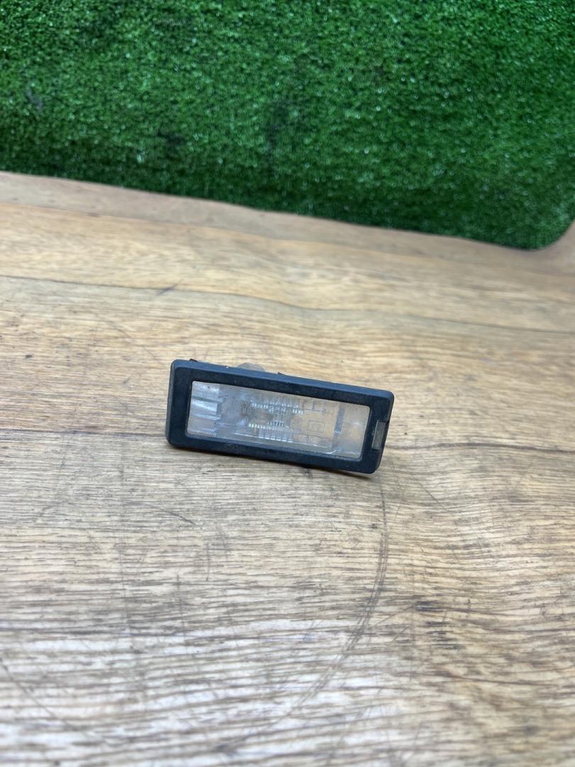подсветка номера Renault Duster 1 поколение 2014, 2.0 л., F4R 400, бензин, МКПП, внедорожник 5 дв., полный привод, 8200013577G - фото №1