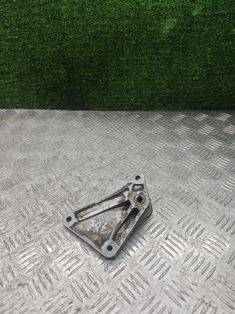 кронштейн (крепление) Mercedes-Benz A-Класс W168 2000, 1.6 л., бензин, МКПП, хетчбэк 5 дв., 6682230104 - фото №1