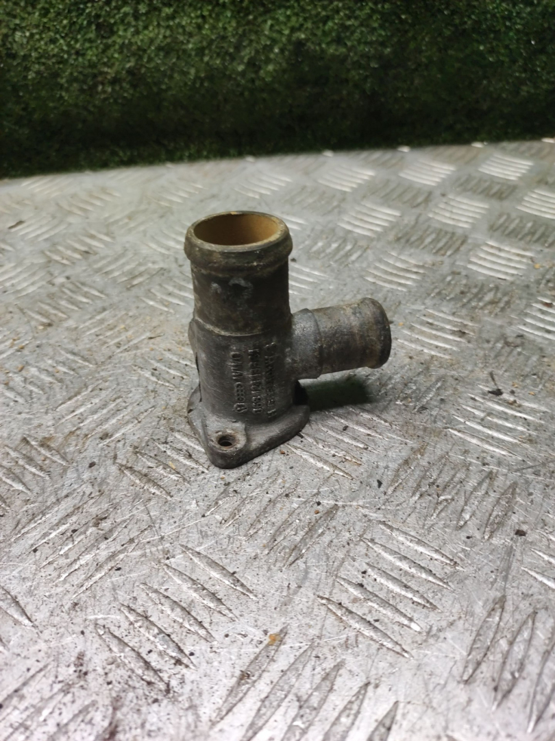 фланец (тройник) системы охлаждения Volkswagen Jetta 2 поколение 1987, 1.6 л., дизель, МКПП, седан - фото №1